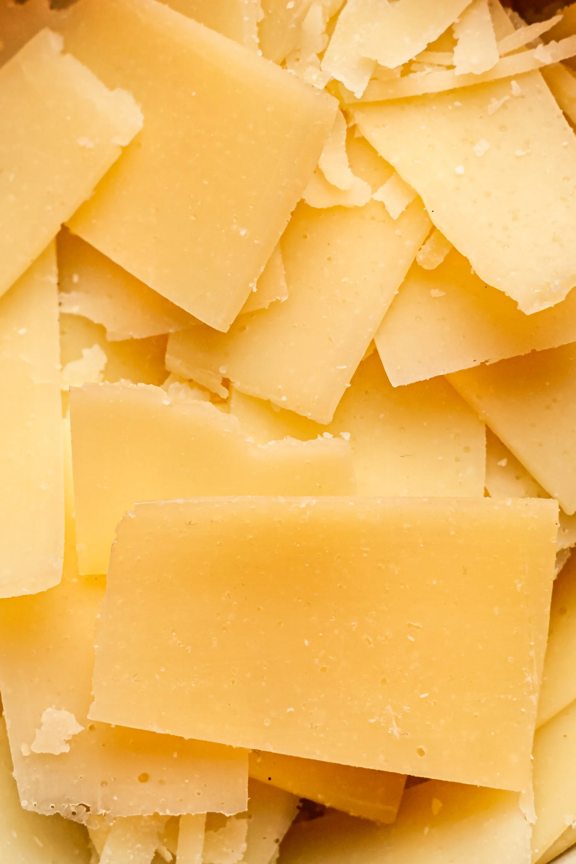 Foto aproximada de lascas de parmesão