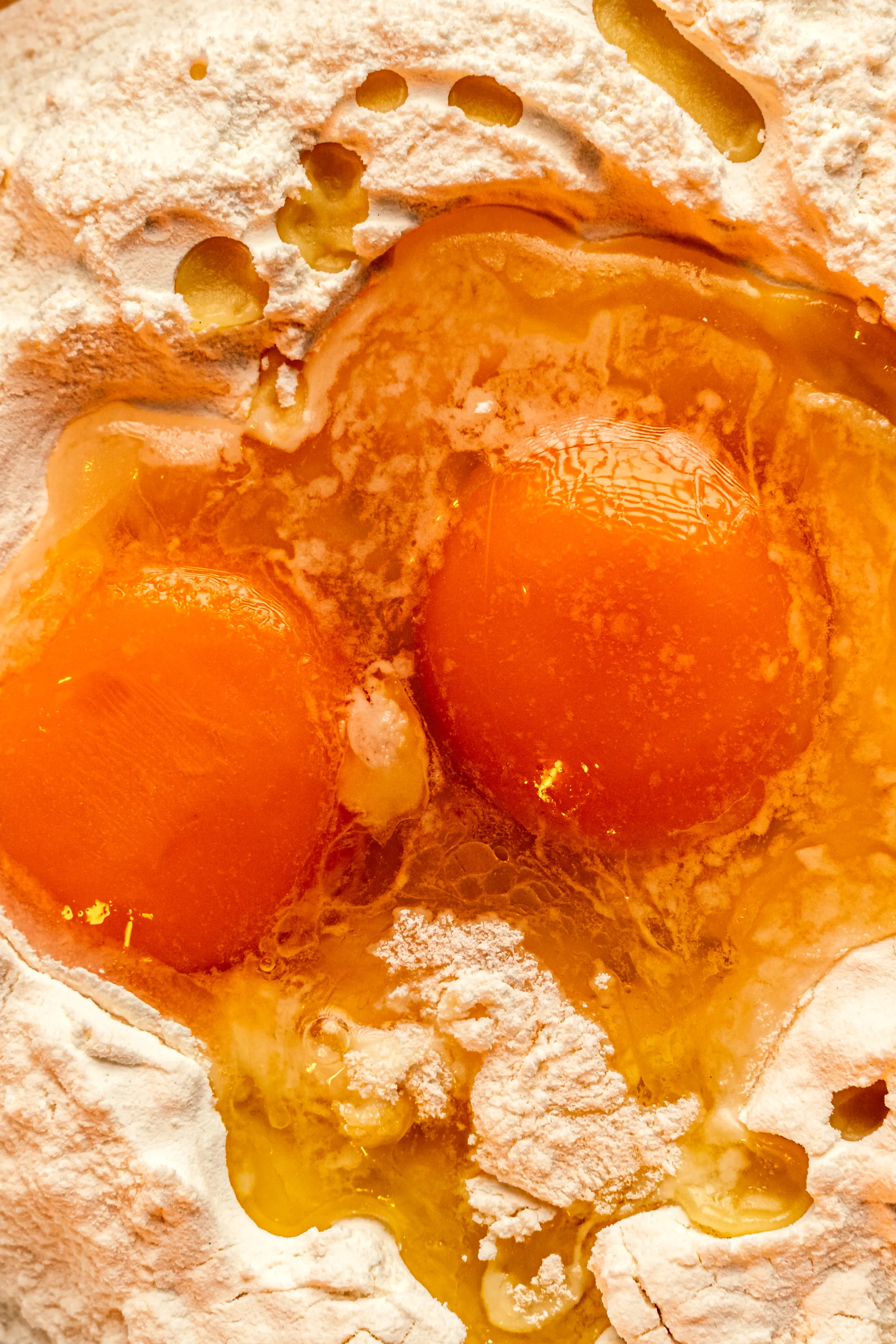 Foto aproximada de ovos em farinha.